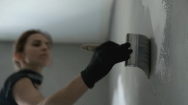 Mujer está pintando de pared a color gris — Vídeo de stock