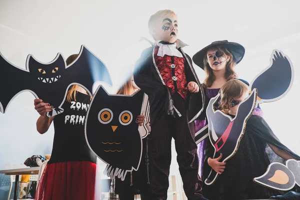 Los niños tienen una fiesta de Halloween — Foto de Stock