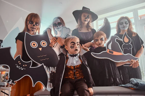 Kids have a Halloween party — Stock Photo, Image