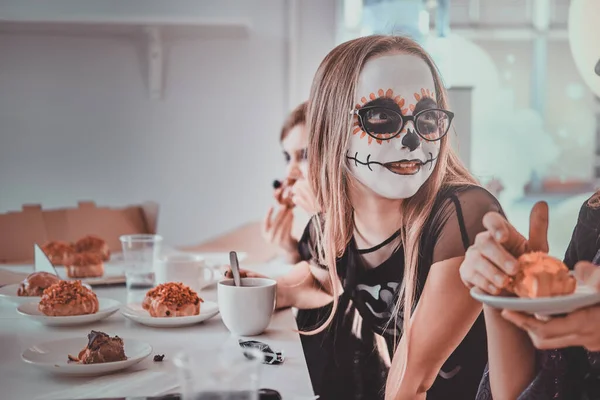 Kids enjoying home party with sweets — Stock Photo, Image