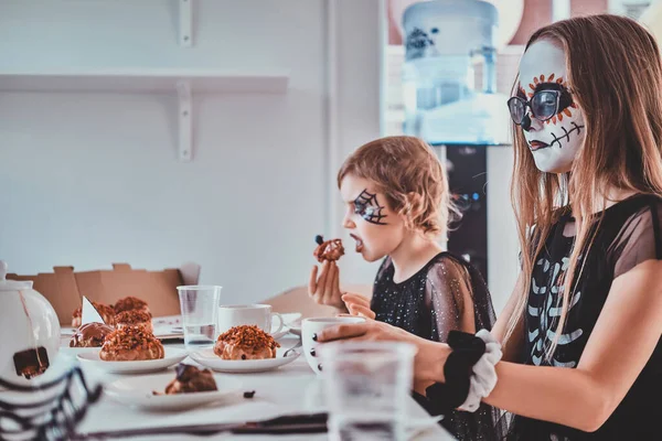 Barn njuter av hemfest med sötsaker — Stockfoto