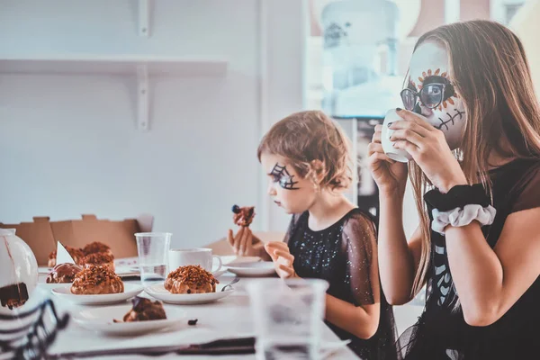 Kids enjoying home party with sweets — Stock Photo, Image