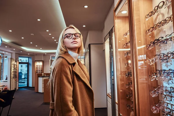 Mujer está eligiendo nuevos marcos para gafas — Foto de Stock