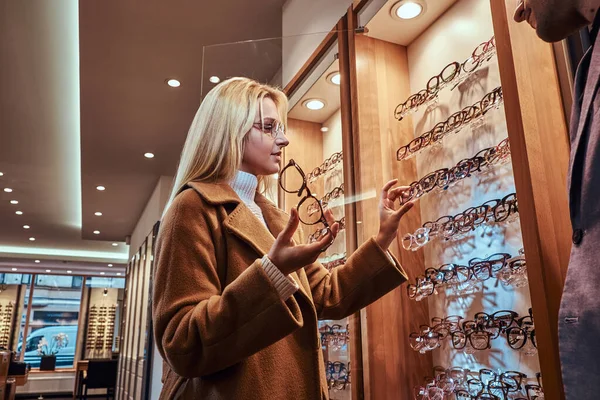 A nő új szemüvegkereteket választ. — Stock Fotó