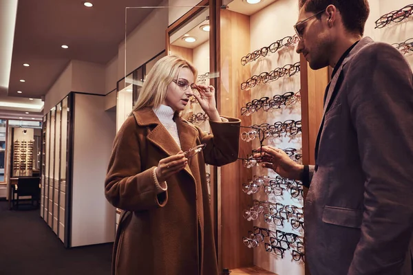 Kadın gözlük için yeni çerçeveler seçiyor. — Stok fotoğraf