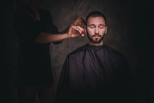 Konzept des Friseursalons - Männer haben einen Haarschnitt — Stockfoto