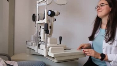 Göz doktoru hastaların gözlerini kontrol ediyor.