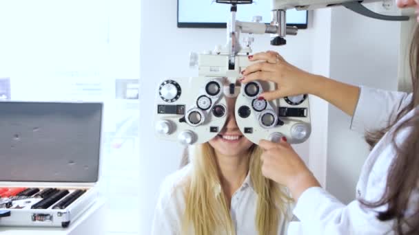 Oculista é verificar a visão dos olhos dos pacientes — Vídeo de Stock