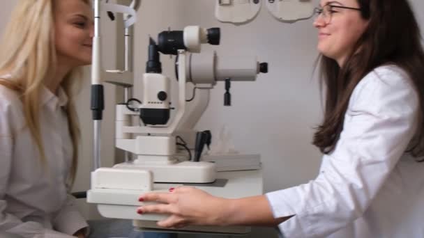 Oculista é verificar a visão dos olhos dos pacientes — Vídeo de Stock