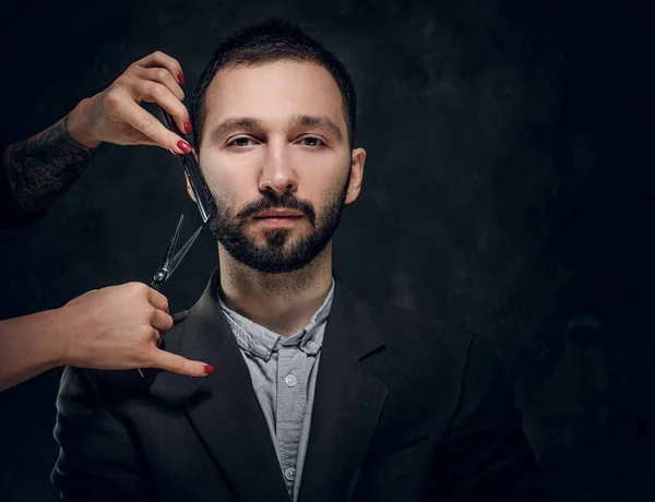 Porträtt av elegant man som har skägg vård — Stockfoto