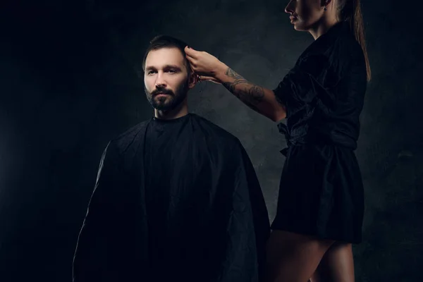 Portret van een man, die een baard zorg krijgt van een vrouw — Stockfoto
