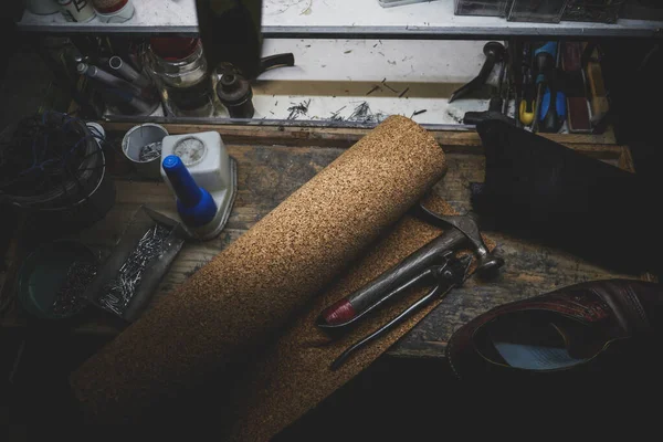 Arbetsbänk av skomakare med verktyg och tyg — Stockfoto