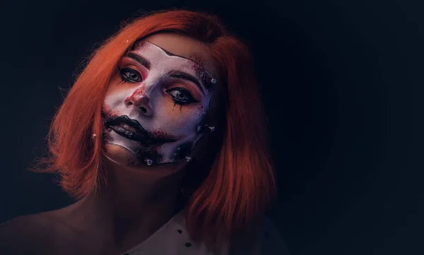 Ritratto di ragazza rossiccia con bambola spaventosa arte sul viso — Foto Stock