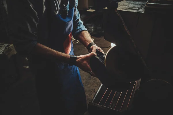 Mani di calzolaio, lavorando con strumento di mashine — Foto Stock