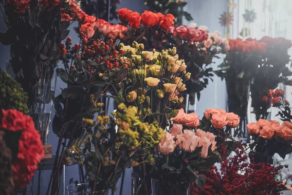 Grande varietà di fiori al negozio di fiori — Foto Stock