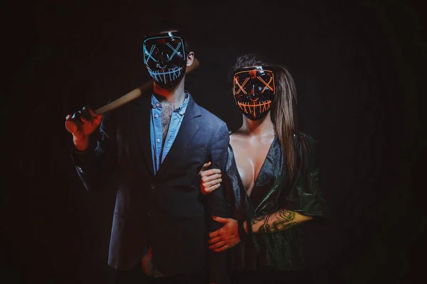 Retrato de casal louco em máscaras com morcego — Fotografia de Stock