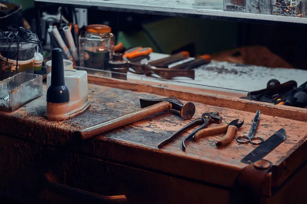 Miejsce pracy szewca z niezbędnymi narzędziami — Zdjęcie stockowe