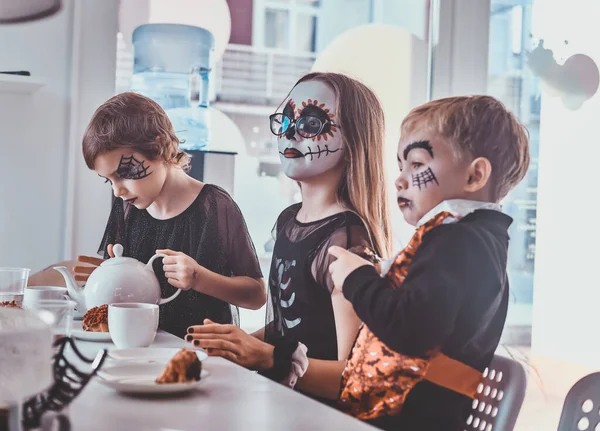 Παιδιά απολαμβάνουν το σπίτι κόμμα με γλυκά — Φωτογραφία Αρχείου