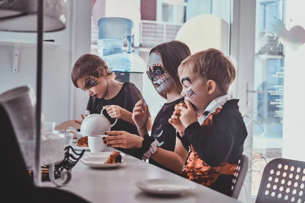 Niños disfrutando de fiesta en casa con dulces — Foto de Stock