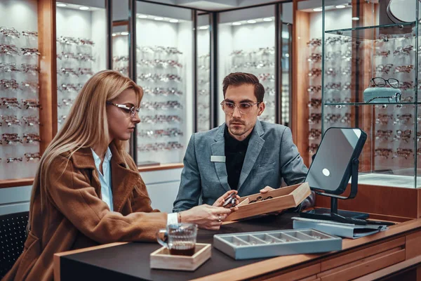 Lady kiest een nieuwe bril in de winkel — Stockfoto