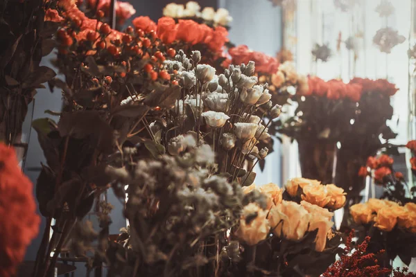 Grande varietà di fiori al negozio di fiori — Foto Stock