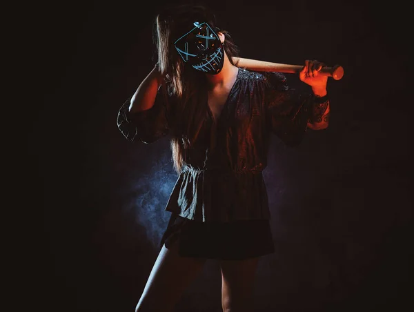 무서운 마스크를 쓴 여자의 사진 — 스톡 사진