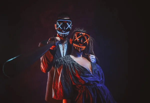 Casal elegante de pessoas românticas loucas estão posando com bastão de beisebol — Fotografia de Stock