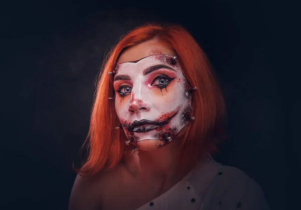 Portret van roodharig meisje met enge poppenkunst op gezicht — Stockfoto