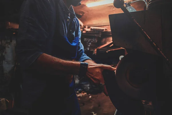 Hands of cobbler, working with mashine tool — Stock Photo, Image