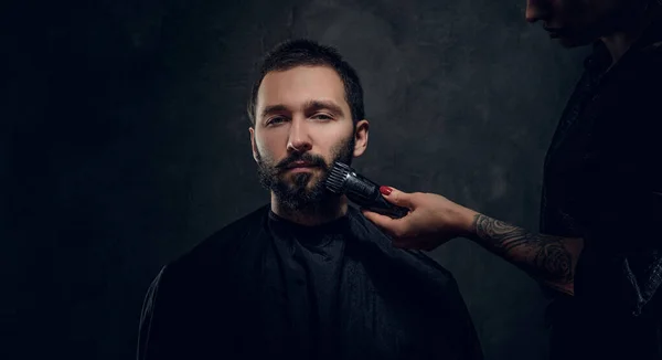 Porträt eines Mannes, der eine Bartpflege von einer Frau bekommt — Stockfoto