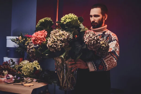 美しい花束を持つ花屋の肖像 — ストック写真