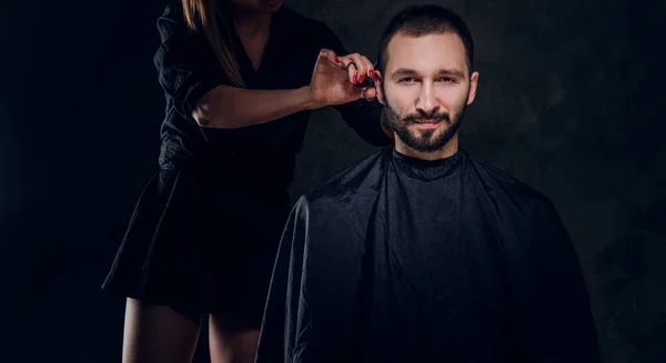 Konzept des Friseursalons - Männer haben einen Haarschnitt — Stockfoto