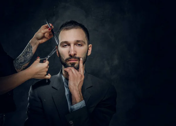 Retrato de hombre elegante que tiene un cuidado de la barba —  Fotos de Stock