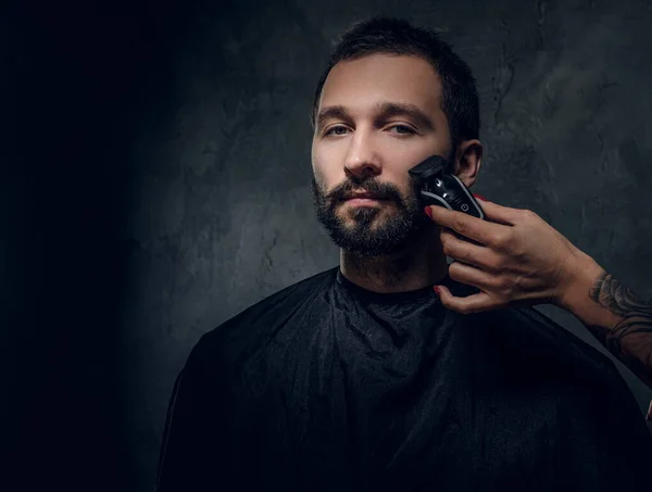 Portrét muže, který dostane péči o vousy od ženy — Stock fotografie