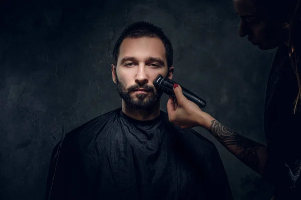 Porträt eines Mannes, der eine Bartpflege von einer Frau bekommt — Stockfoto