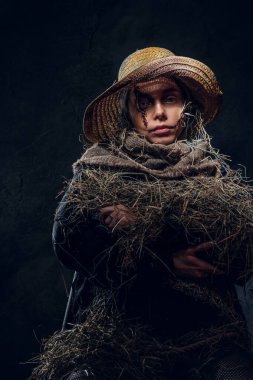 Cadılar Bayramı kostüm konsepti. Güzel kız bir korkuluk.