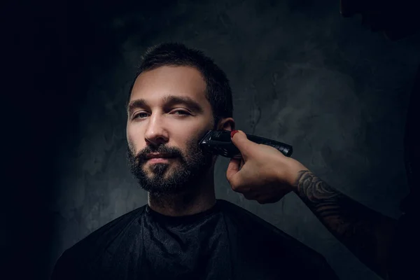 Portrait d'homme, qui reçoit un soin de la barbe de la femme — Photo