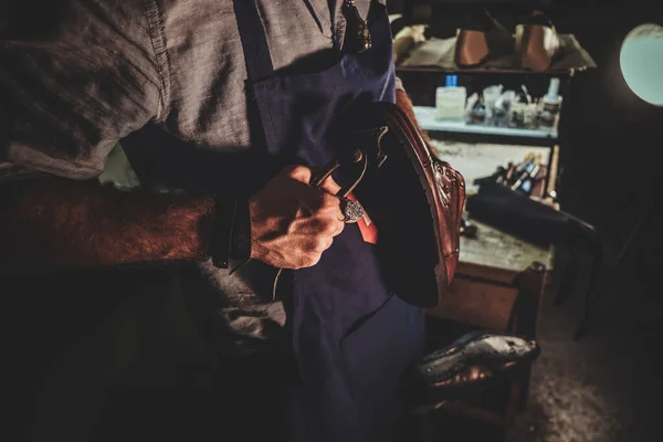 Processo de criação de um par de botas — Fotografia de Stock