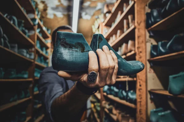 Zapato de zapatilla zapatilla en su almacén — Foto de Stock