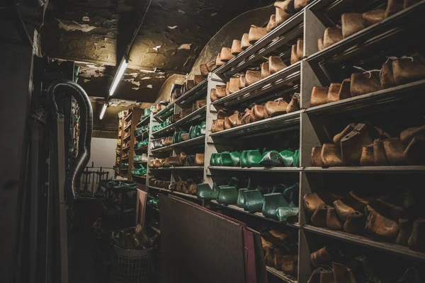 Lagerung verschiedener Schuhformen — Stockfoto