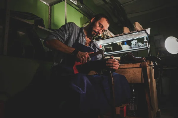 Processo de criação de um par de botas — Fotografia de Stock