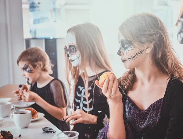 Niños disfrutando de fiesta en casa con dulces —  Fotos de Stock