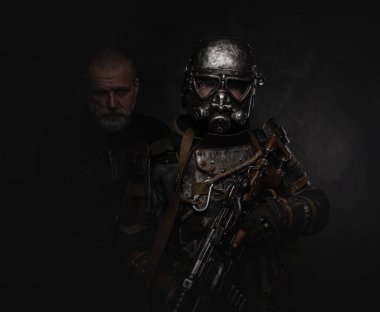 Sayborg savaşçı kostümü ve yönetmen.