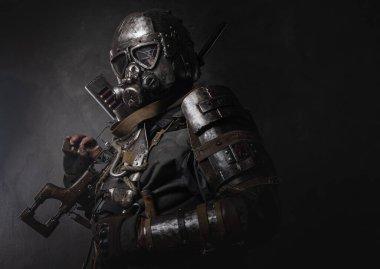 Cyborg kostümlü adam.