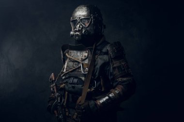Cyborg kostümlü adam.