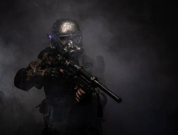 Cyborg mit Waffe in Nebel und Rauch — Stockfoto