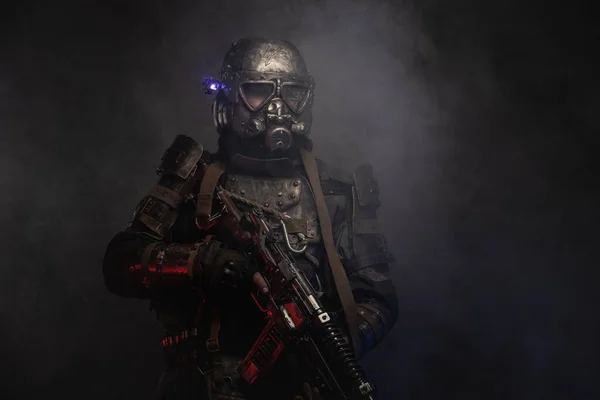 Cyborg con arma en niebla y humo —  Fotos de Stock