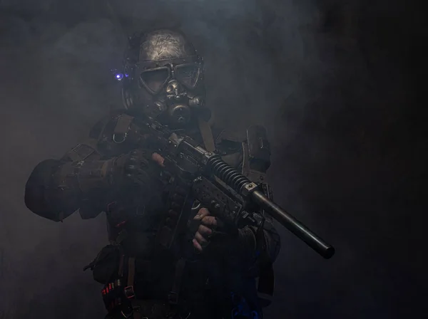 Cyborg mit Waffe in Nebel und Rauch — Stockfoto