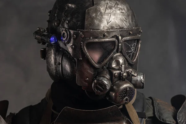 Muž v kovové helmě s plynovou maskou — Stock fotografie