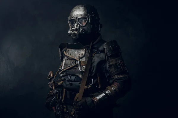 Homme en costume de cosplay cyborg — Photo